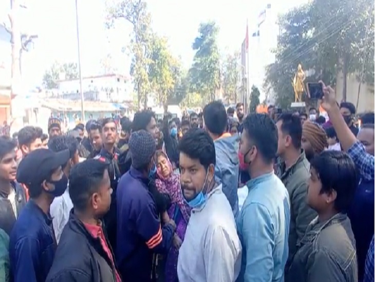 गुस्साए लोग प्रशासन के खिलाफ जमकर नारेबाजी करते रहे।