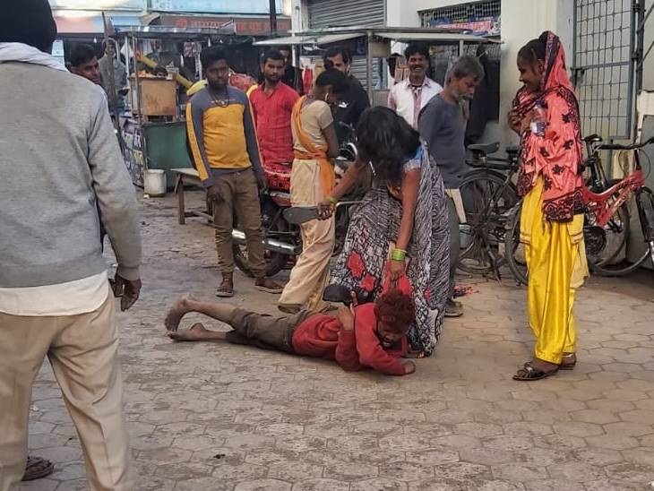 बहनों ने रोड पर ही मनचले की खबर ली।