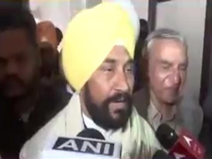 नामांकन भरने के बाद बात करते सीएम चरणजीत चन्नी।