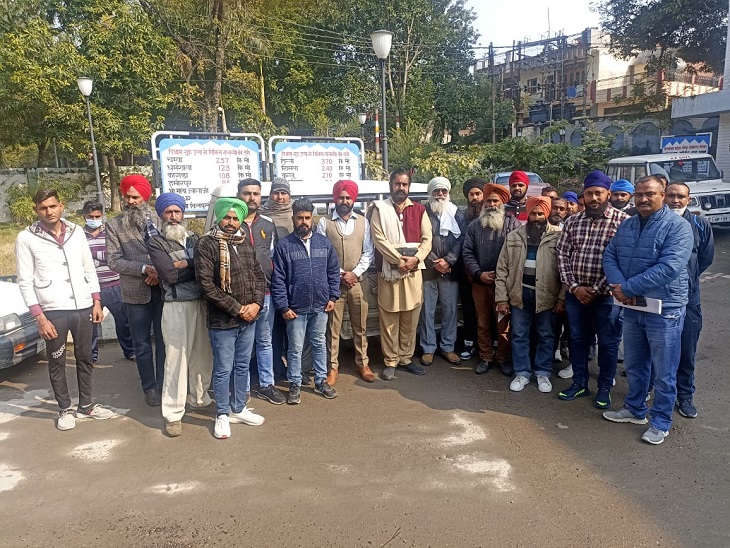 हिमाचल के ऊना में विश्वासघात दिवस पर ज्ञापन देने को एकत्रित किसान।