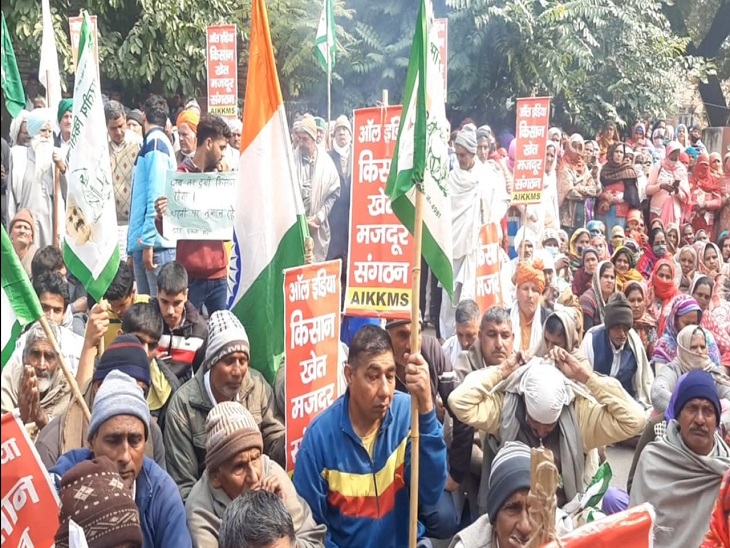 सोनीपत में प्रदर्शन करते किसान।