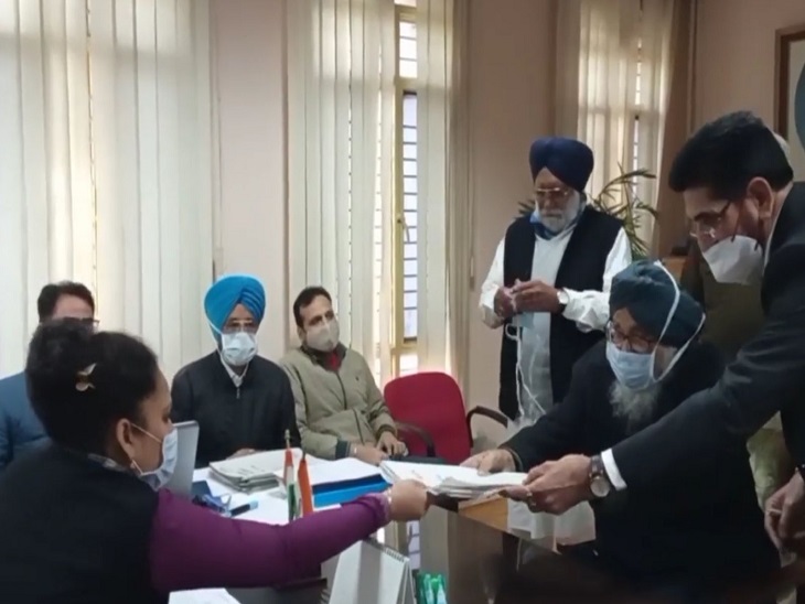 लंबी सीट से नामांकन भरते पूर्व सीएम प्रकाश सिंह बादल। - Dainik Bhaskar