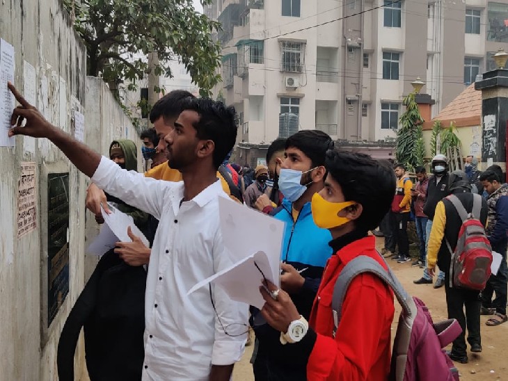 पटना में अपना सीट ढूंढते छात्र।