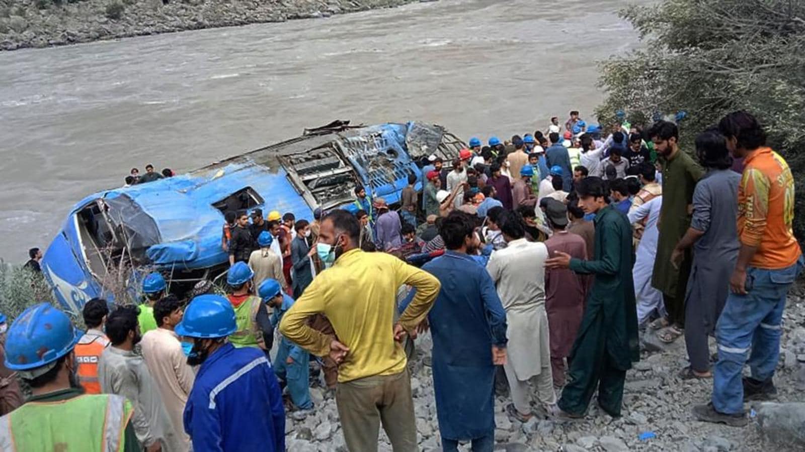 पिछले साल दासू डैम प्रोजेक्ट पर काम कर रहे चीनी इंजीनियर्स की एक बस को आतंकियों ने बम से उड़ा दिया था। 9 चीनी इंजीनियर मारे गए थे। (फाइल)