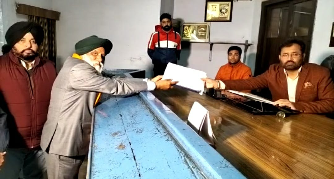 SDM कार्यालय समाराला में नामांकन जमा करवाते हुए राजेवाल।