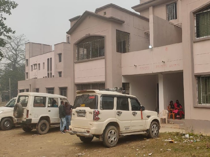 सीतामढ़ी में सरकार आवास पर छापेमारी करने पहुंची EOU की टीम।