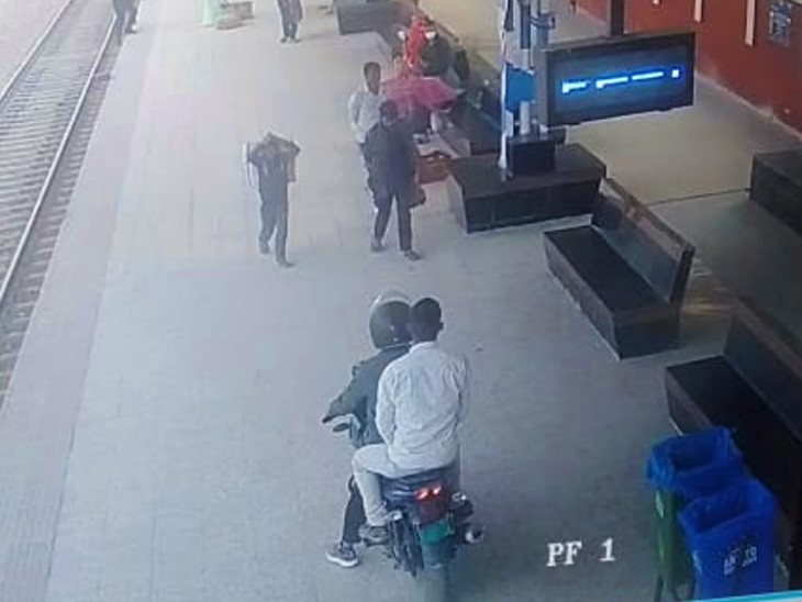 खगड़िया स्टेशन पर सीसीटीवी में कैद बाइक सवार।