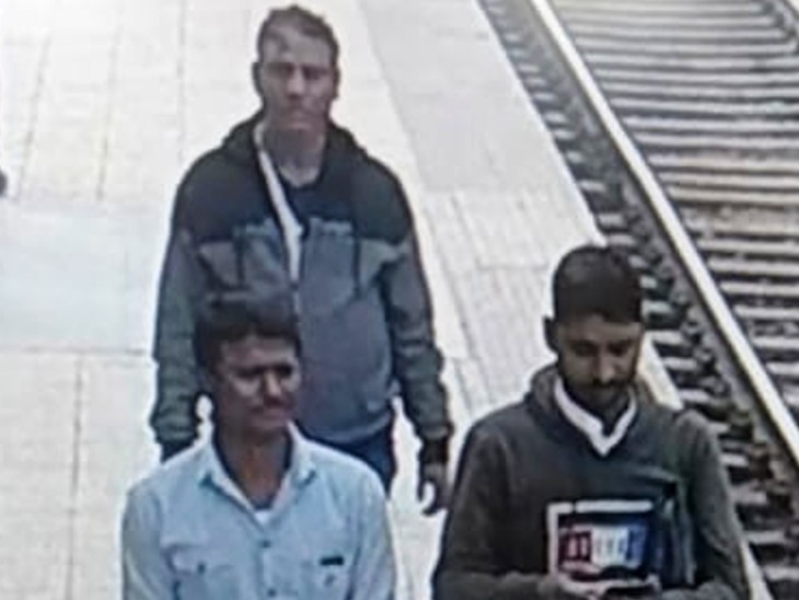 स्टेशन परिसर में लूट की घटना अंजाम देने में संदिग्ध।