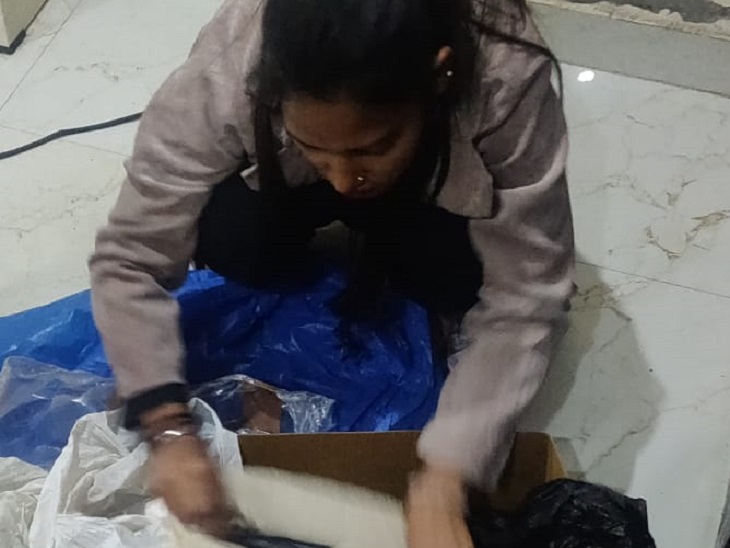 दिल्ली के द्वारका में छापेमारी के दौरान एक करोड़ की हेरोइन के साथ पकड़ी गई एक महिला।