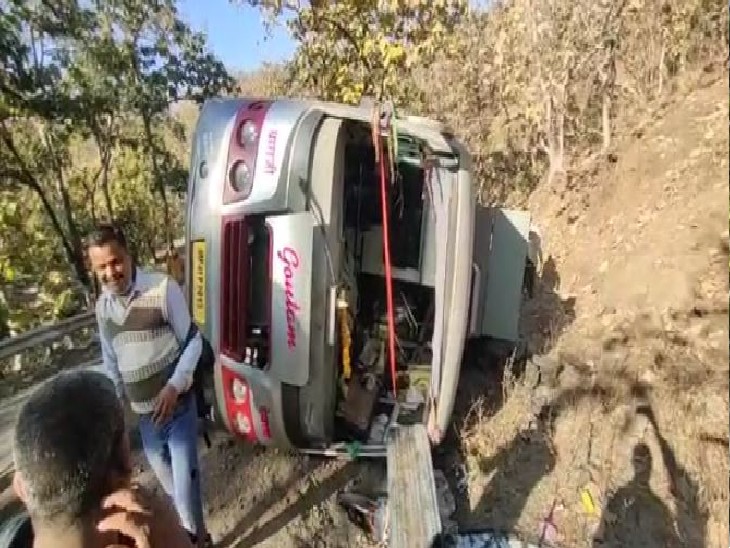 Bus Overspeed Overspeed bus overturned unbalanced, four passengers injured, driver ...