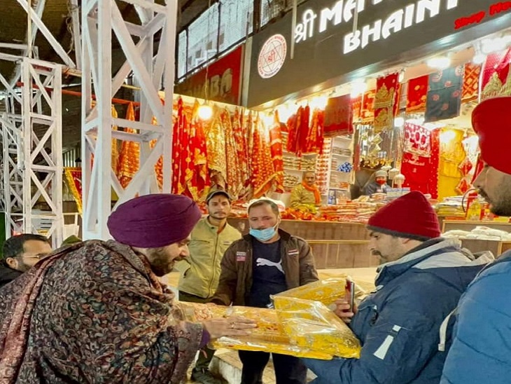 वैष्णो देवी दरबार में पहुंचे सिद्धू