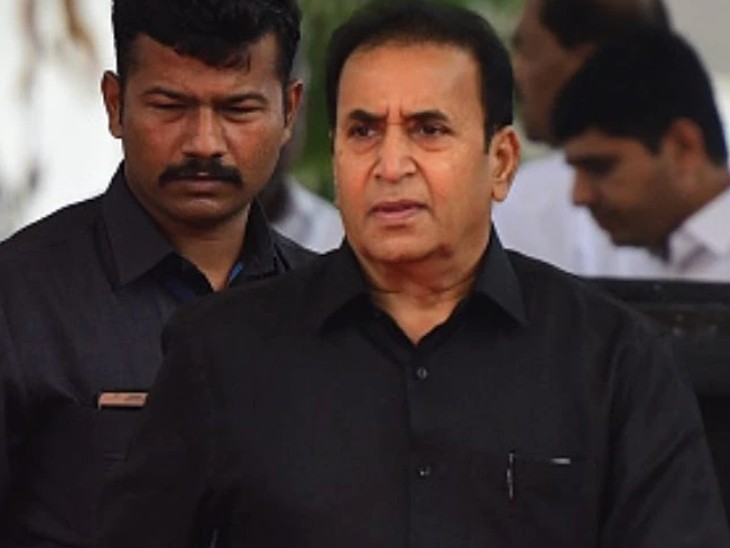 अनिल देशमुख पर लगे 100 करोड़ की वसूली के आरोपों से जुड़े मनी लॉन्ड्रिंग मामले की जांच ED कर रही है। देशमुख और उनके पीए और पीएस को अरेस्ट भी किया जा चुका है।