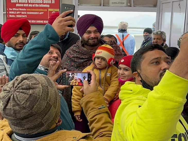 वैष्णो देवी मंदिर में श्रद्धालुओं के साथ सेल्फी और फोटो खिंचवाते सिद्धू