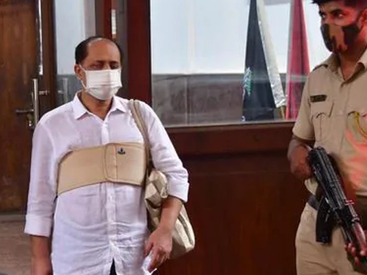 सचिन वझे मुकेश अंबानी के घर एंटीलिया के बाहर गाड़ी में विस्फोटक रखने और उस गाड़ी के मालिक मनसुख हिरेन की हत्या के मामलों का मुख्य आरोपी है।