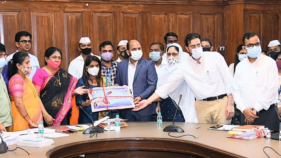 मुंबई नगर निगम डिजिटल शिक्षा पर ध्यान देगा और छात्रों को दाल, चना और चावल भी उपलब्ध कराएगा।