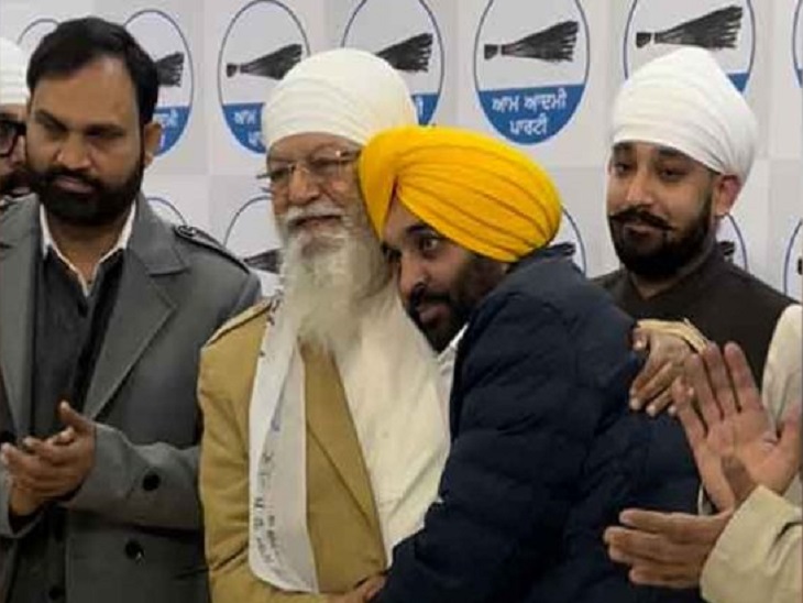 कांग्रेस नेता एचएस हंसपाल का आम आदमी पार्टी में स्वागत करते भगवंत मान। - Dainik Bhaskar