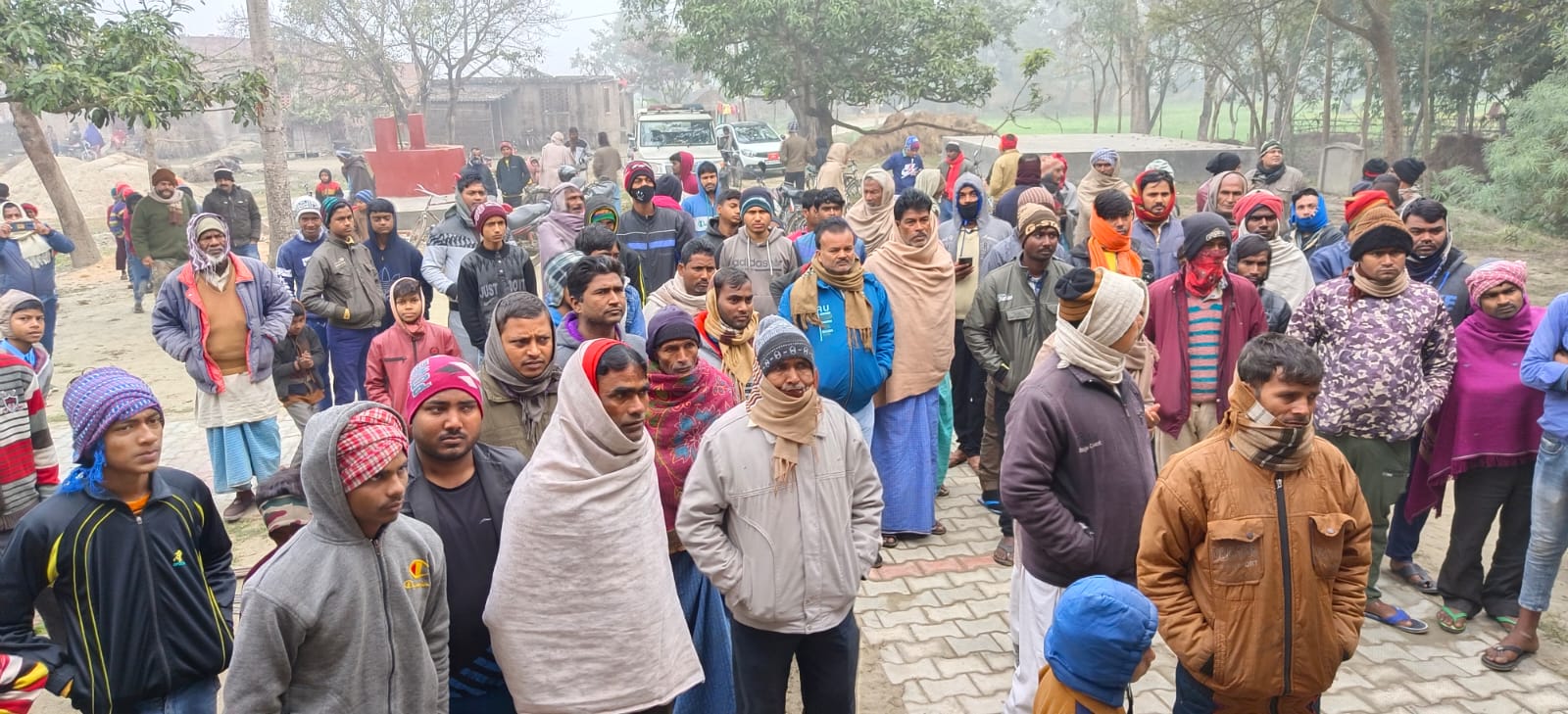 घटना के बाद वहां ग्रामीणों की भीड़ जुट गई।