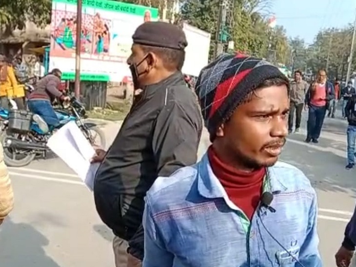 आत्मदाह का प्रयास करने आया युवक।