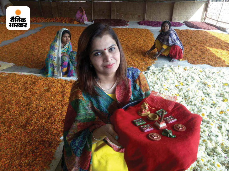 अब तक वो हजारों महिलाओं को ऑनलाइन और ऑफलाइन ट्रेनिंग दे चुकी हैं। जिनमें से 500 से अधिक महिलाएं जम्मू-कश्मीर की हैं।