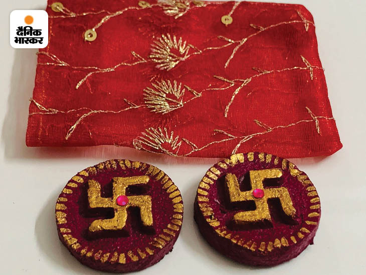 इ-कॉमर्स और सोशल मीडिया की मदद से अपने प्रोडक्ट की बिक्री करती हैं।