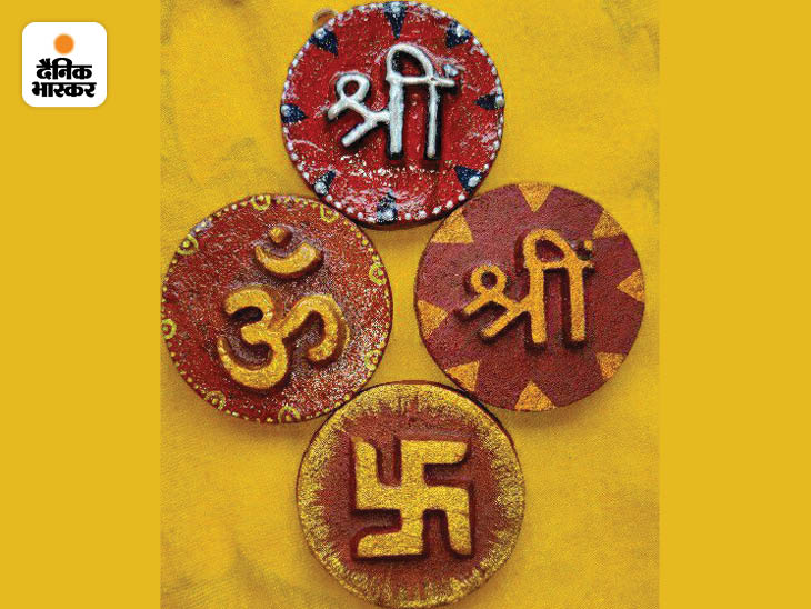 पूनम फूलों से दीपक, मूर्ति, धूपबत्ती, स्वास्तिक, एयर फ्रेशनर आदि बनाती हैं।