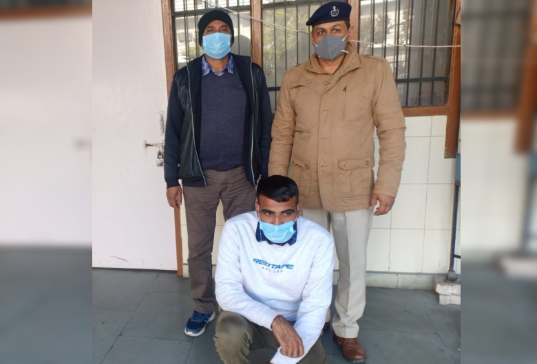 पुलिस की हिरासत में आरोपी।