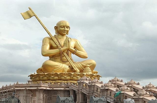 स्टैच्यू ऑफ इक्वालिटी और रामानुजाचार्य मंदिर 45 एकड़ जमीन पर बना है। मंदिर का मूल भवन करीब 1.5 लाख स्क्वेयर फीट के क्षेत्र में फैला है, जो 58 फीट ऊंचा है। इसी पर स्टैच्यू ऑफ इक्वैलिटी रखी गई है।