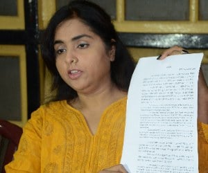 मधुमिता शुक्ला हत्याकांड से जुड़े कुछ डॉक्यूमेंट्स दिखातीं बहन निधि शुक्ला।
