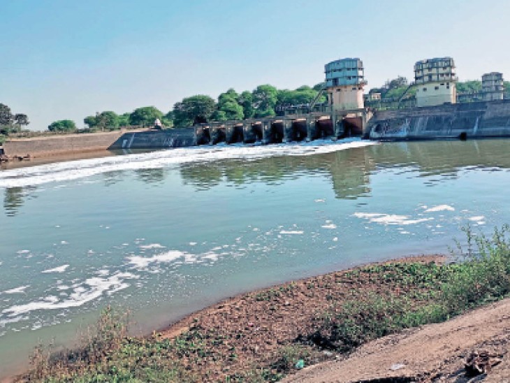 कारखाने से डैम में बड़ी मात्रा में गंदा पानी छोड़ने से दिख रहा झाग। पानी गंदा हो रहा है।