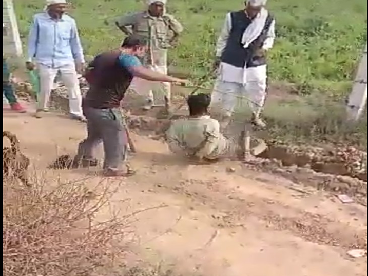 प्रेमी की बेरहम पिटाई : प्रेमिका से मिलने पहुंचा था गांव, लड़की के घरवालों ने हाथ-पैर बांधकर डंडे बरसाए 2 पिटाई के दौरान युवक गिड़गिड़ाता रहा।