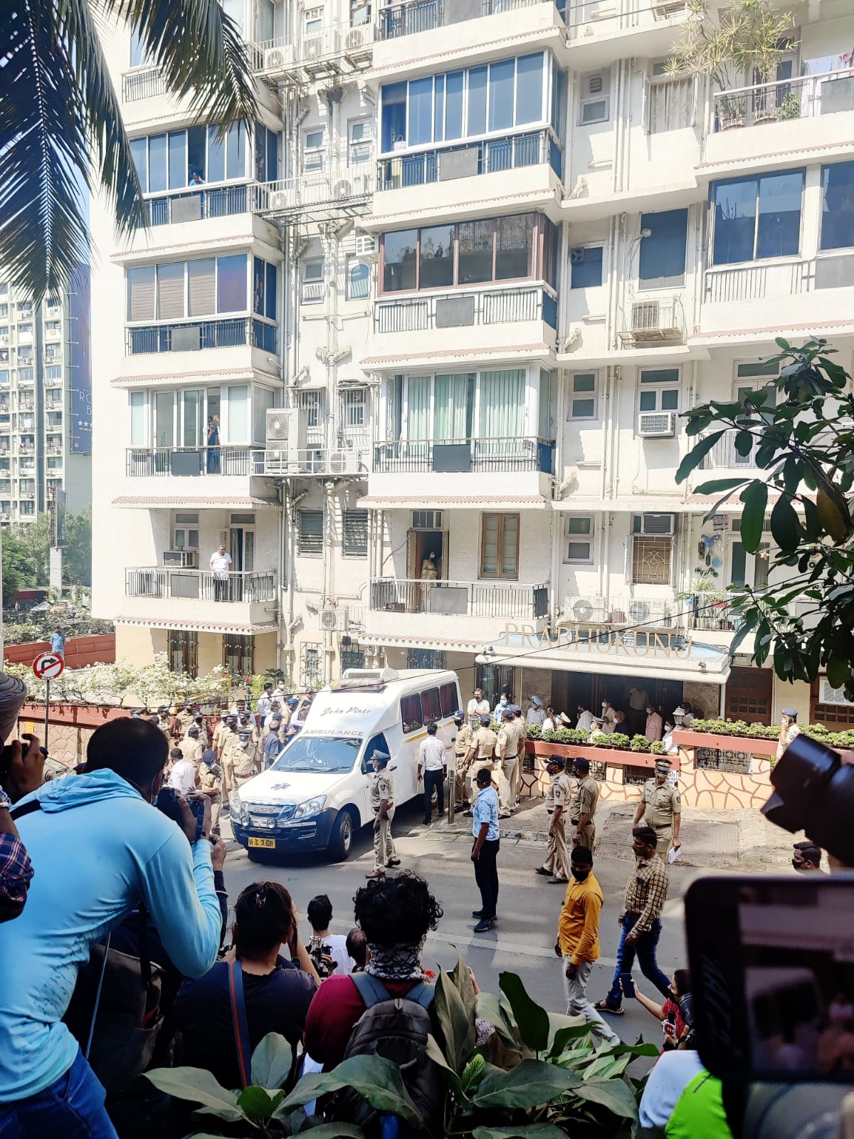 ब्रीच कैंडी अस्पताल से लता जी का पार्थिव शरीर प्रभु कुंज स्थित उनके घर ले जाया गया है।