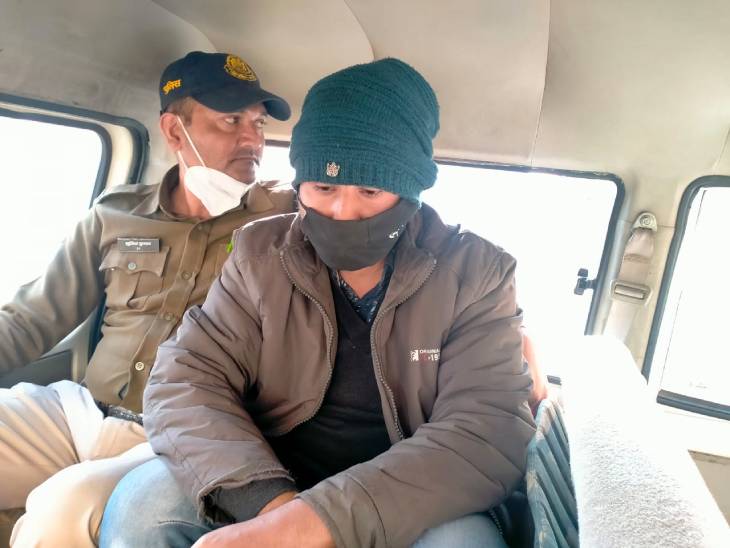दोपहर में पुलिस आरोपी को कोर्ट में पेश करने ले गई।