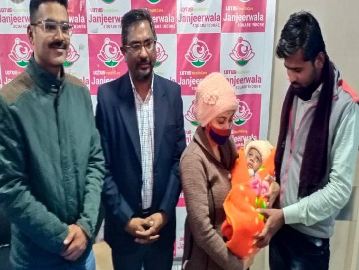 बच्चे के स्वस्थ होने के बाद खुशी से छलके मां-बाप के आंसू।