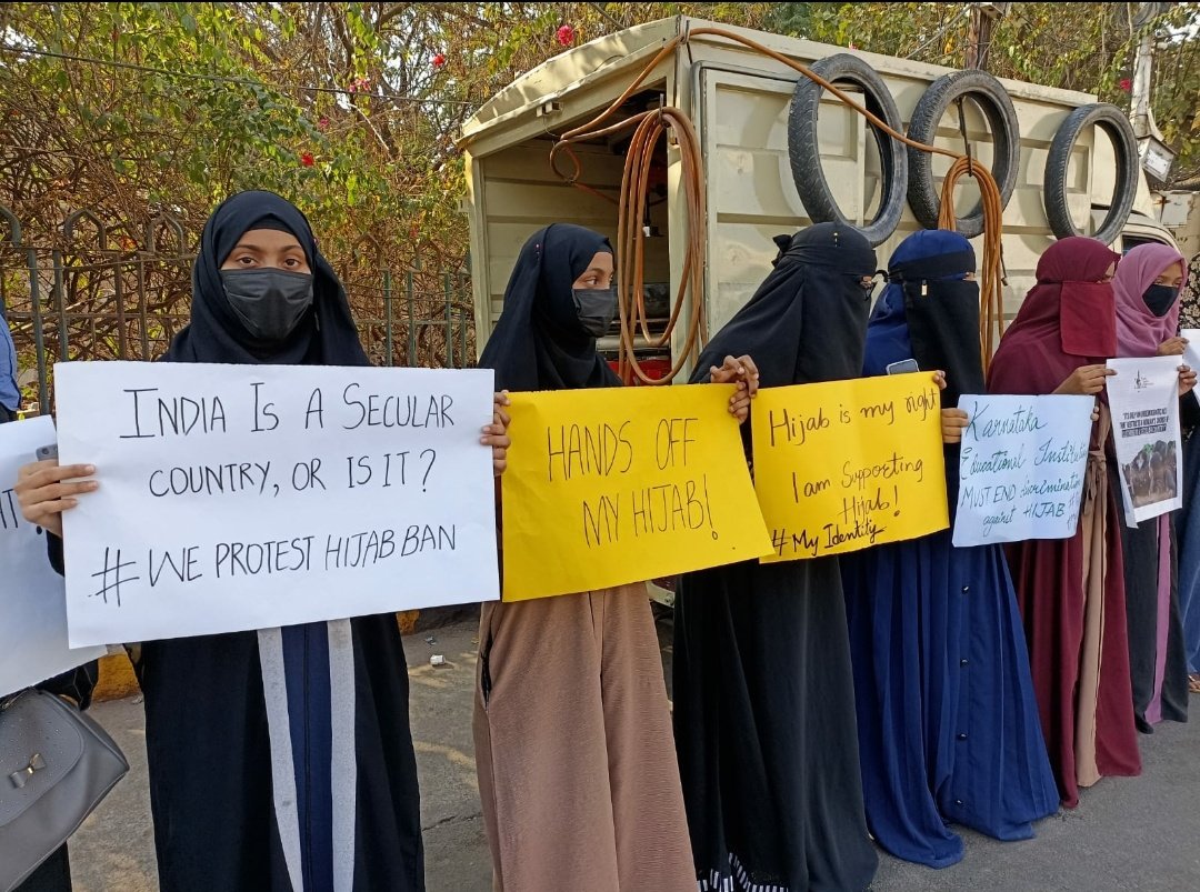 कर्नाटक में चल रहे मौजूदा हिजाब विवाद के बीच हैदराबाद से इस प्रदर्शन को सपोर्ट करने की तस्वीरें सामने आई हैं।