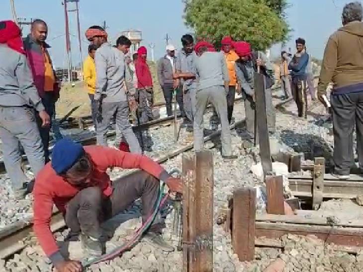 JhansiPrayagraj rail route stalled for 5 hours in Banda Trains