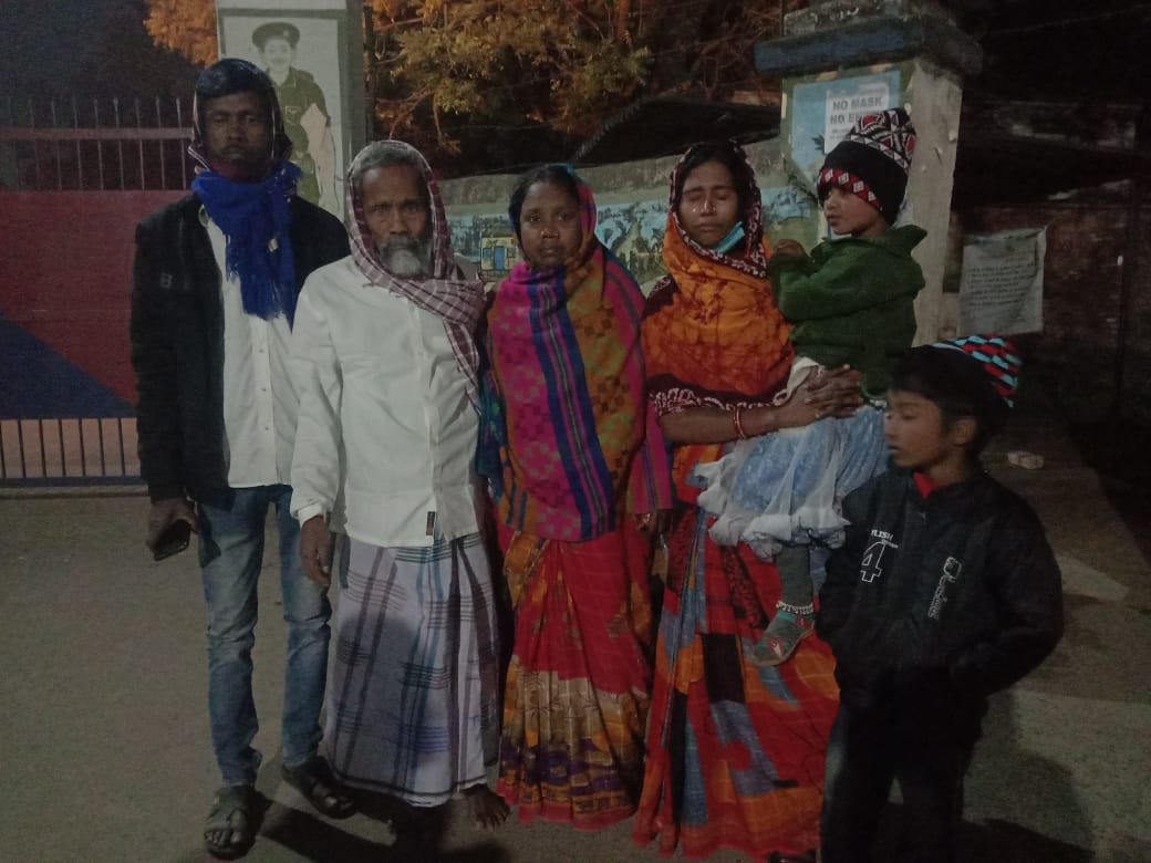 जेल से निकलने के बाद अपने परिवार के साथ नूर।