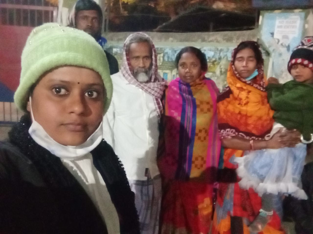 नूर और उसके परिवार के साथ सेल्फी लेती वकील होमा परवीन।