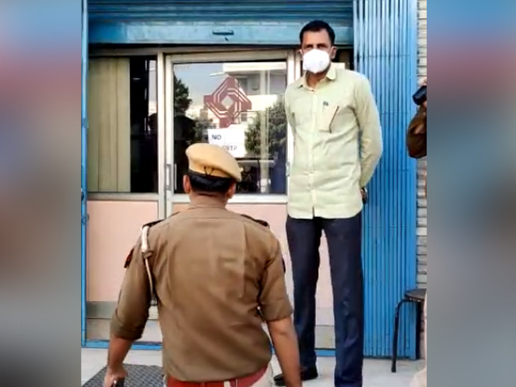 मौके पर जांच करने पहुंचे अधिकारी।