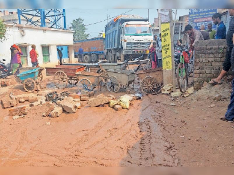 The road going from Dehad Mor to Sugama bridge is dilapidated, people