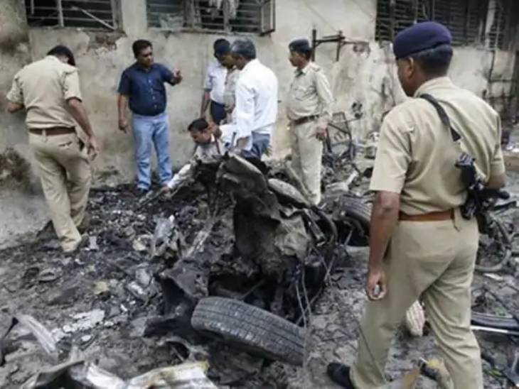 बम ब्लास्ट मामले में पुलिस ने अहमदाबाद और सूरत में FIR दर्ज की थी। इस केस से जुड़े 6,000 डॉक्यूमेंट्स कोर्ट में पेश किए गए। वहीं 3 लाख 47 हजार 800 पेज की 547 चार्जशीट तैयार की गई थीं।