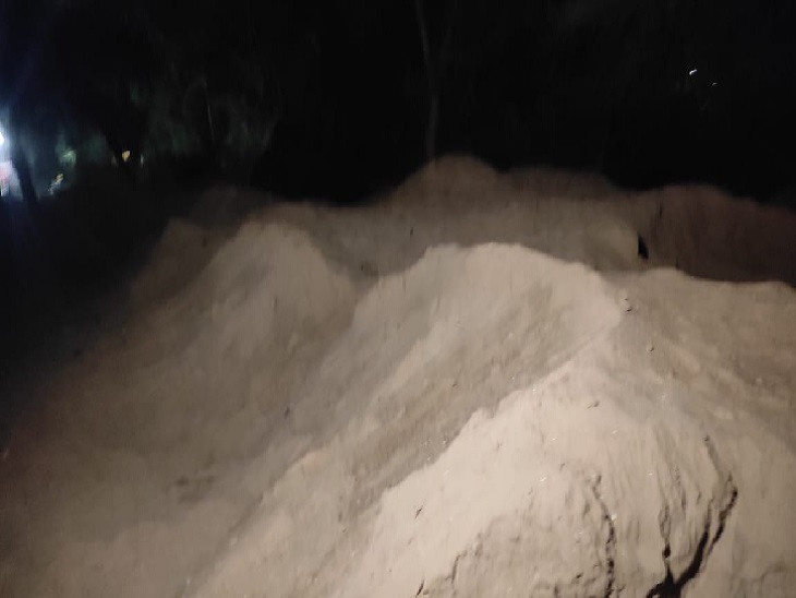 गुरु नानक पुल के पास लिंगिरयाडीह में भी डंप है रेत