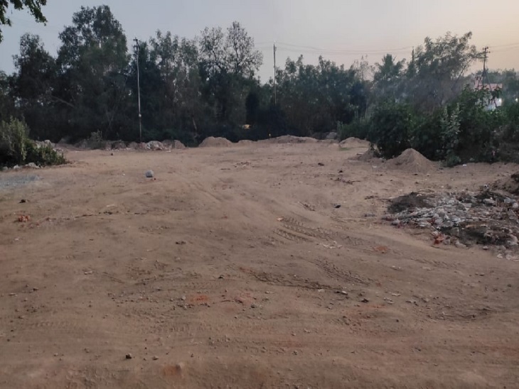 दयालबंद में मधुबन के पास शासकीय जमीन पर डंप कर रखा गया है रेत