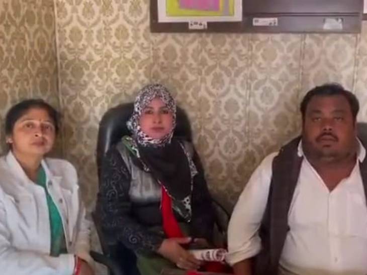 वीडियो में दिख रहे महिला-पुरुष ने खुद को सपा का कार्यकर्ता बताया और कहा कि ये तो हमारा आपसी मजाक था। उन्होंने वीडियो जारी करके अपनी सफाई दी है।