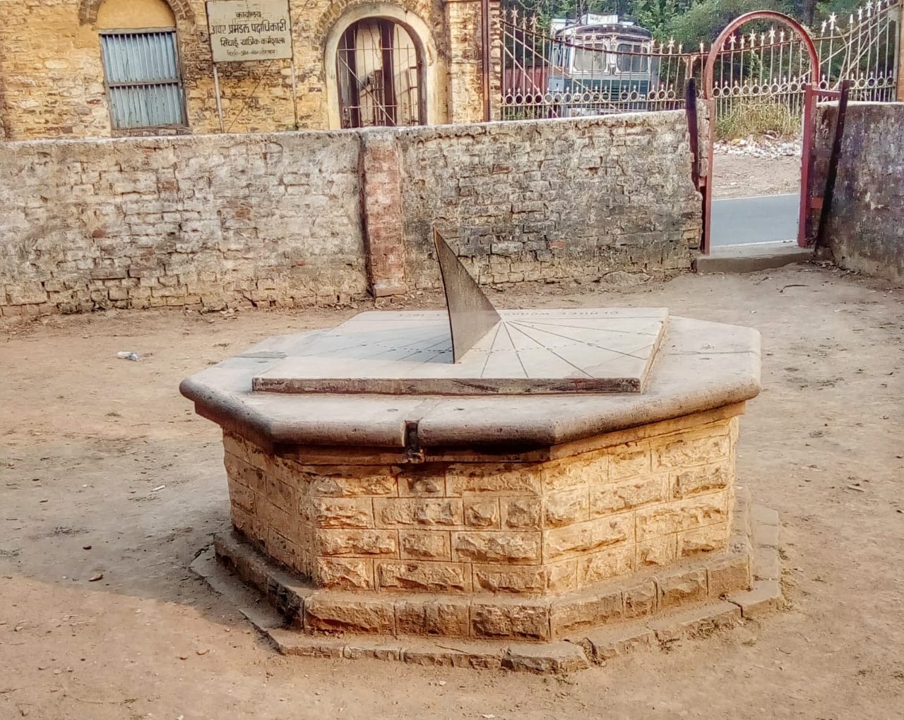 घड़ी के बीच लगी धातु की प्लेट को चोर उखाड़कर ले गए।