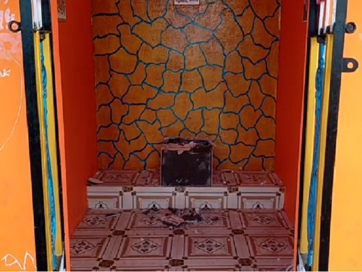 मंदिर को तोड़फोड़ कर क्षतिग्रस्त कर दिया गया है।