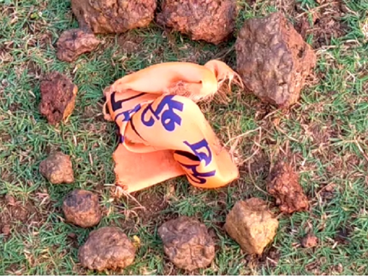 मंदिर से धर्म ध्वज निकाल कर भी फेंकी।