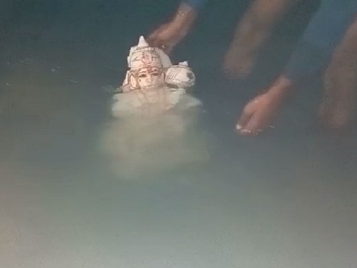 मंदिर क्षतिग्रस्त कर मूर्ति पास की नहर में फेंकी।