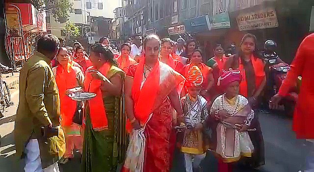 हिन्दू महासंघ की महिलाएं केसरी साड़ी पहन इस प्रोटेस्ट में शामिल हुईं, इस दौरान उनके बच्चे भी उनके साथ थे।