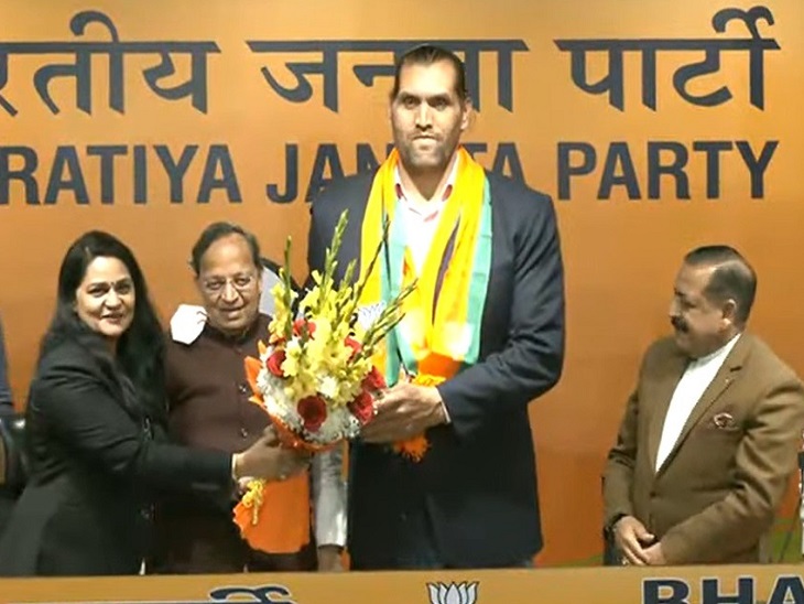 भाजपा में शामिल हुए द ग्रेट खली का स्वागत करते BJP के नेता।