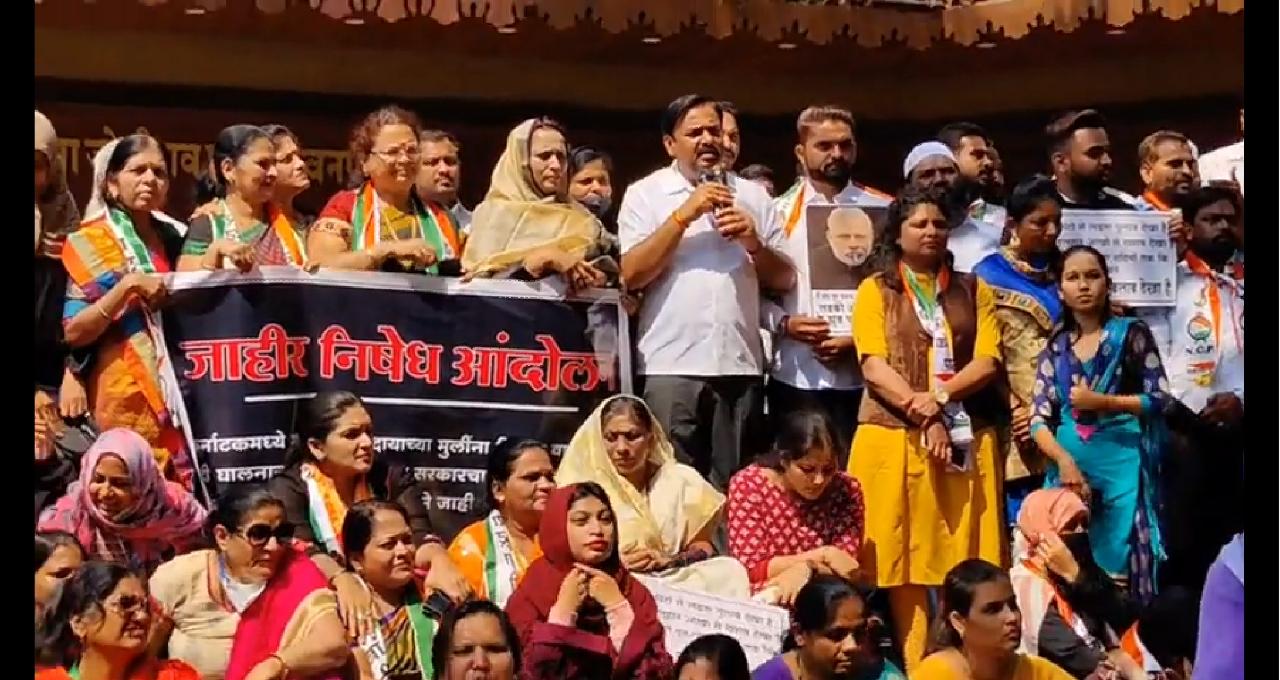 मुस्लिम महिलाओं के इस प्रदर्शन को एनसीपी का पूरा सपोर्ट था।
